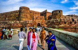 Agra;-Architecture;-Entrée;-Fort-dAgra;-Fortification;-Grès-rouge;-Inde;-Kaleidos;-Kaleidos-images;-La-parole-à-limage;-Lal-Qila;-Moghols;-Patrimoine-de-lHumanité;-Porte-Amar-Singh;-Rampe;-Remparts;-Stories-Pictures;-Tarek-Charara;-Tours;-UNESCO;-Uttar-Pradesh;-Visiteurs